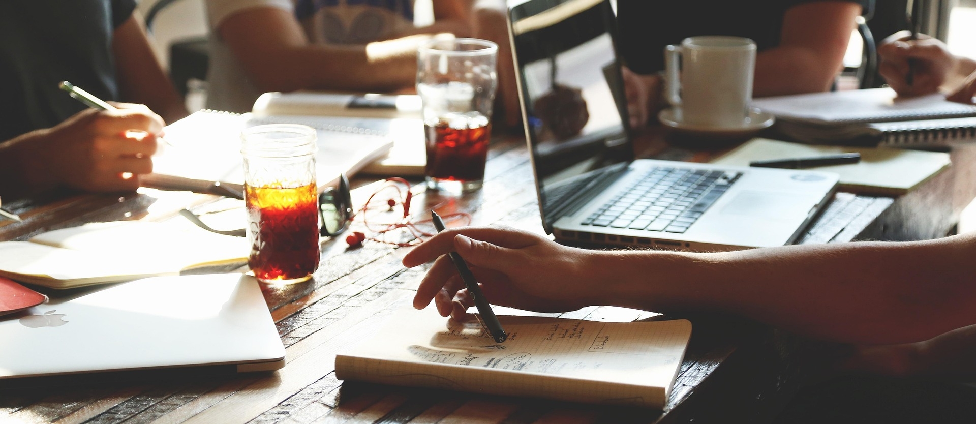 회의실에서 회의를 하는 풍경