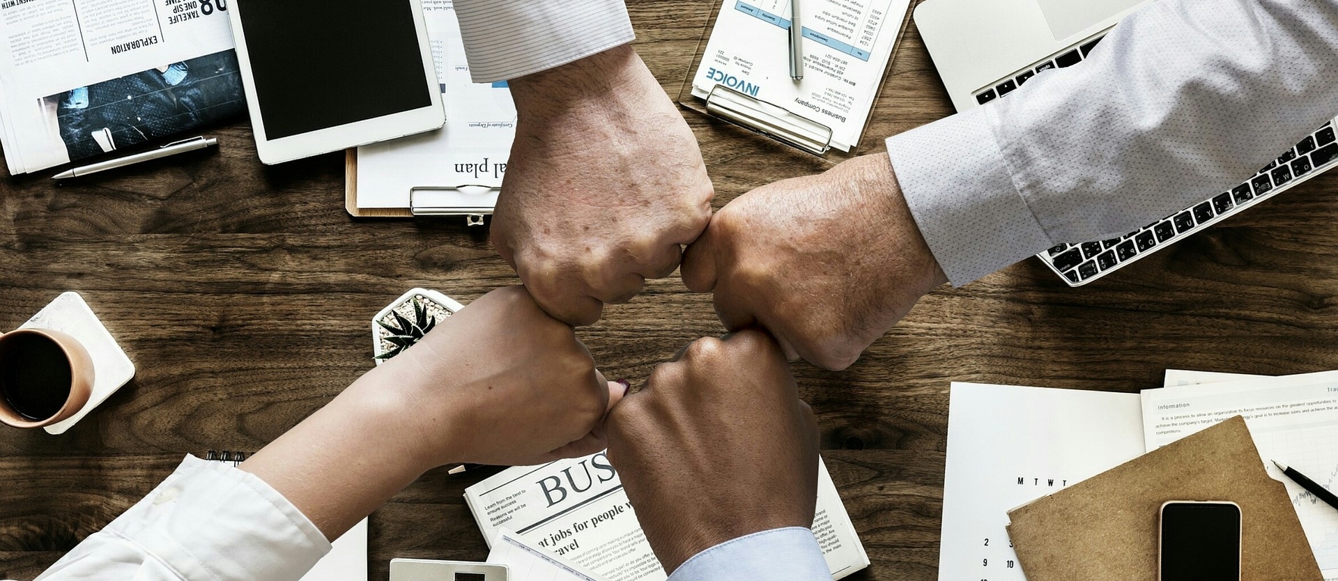 회의실에서 화이팅 하는 풍경